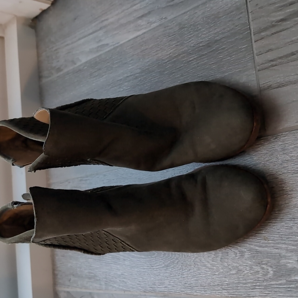 Jack Rogers green suede booties. Sz 7